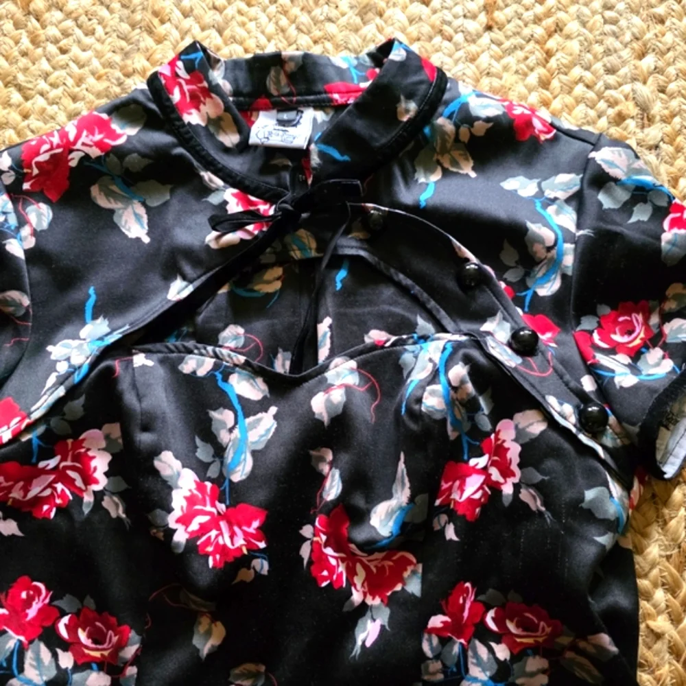 Hell Bunny PinUp Black and Red Floral Top L - Picture 5 of 9